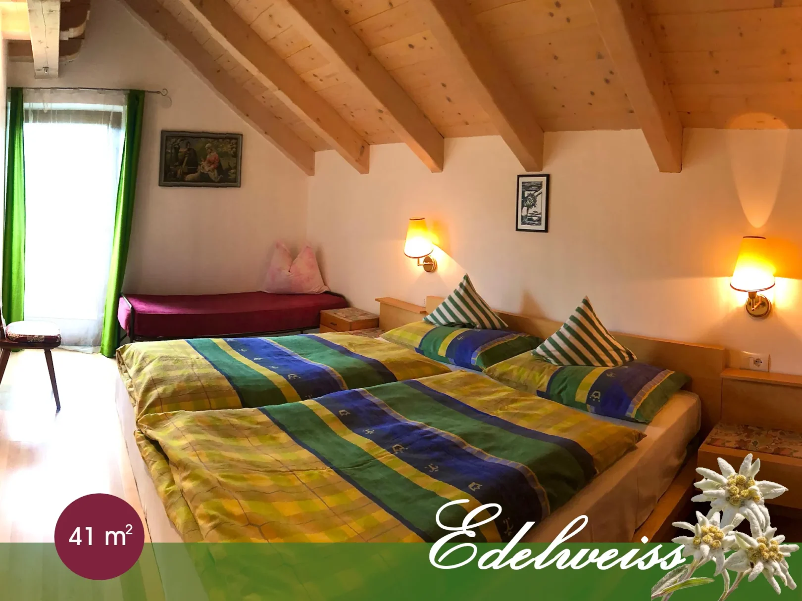 Camera matrimoniale dell’appartamento Edelweiss con soffitto a travi in legno