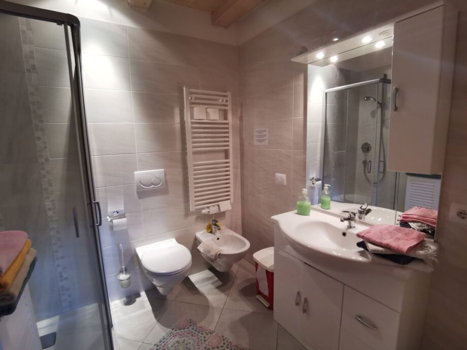 Bagno dell’appartamento Geranie con doccia e mobile lavabo