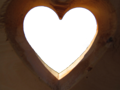 Dettaglio di un’apertura a forma di cuore nel legno