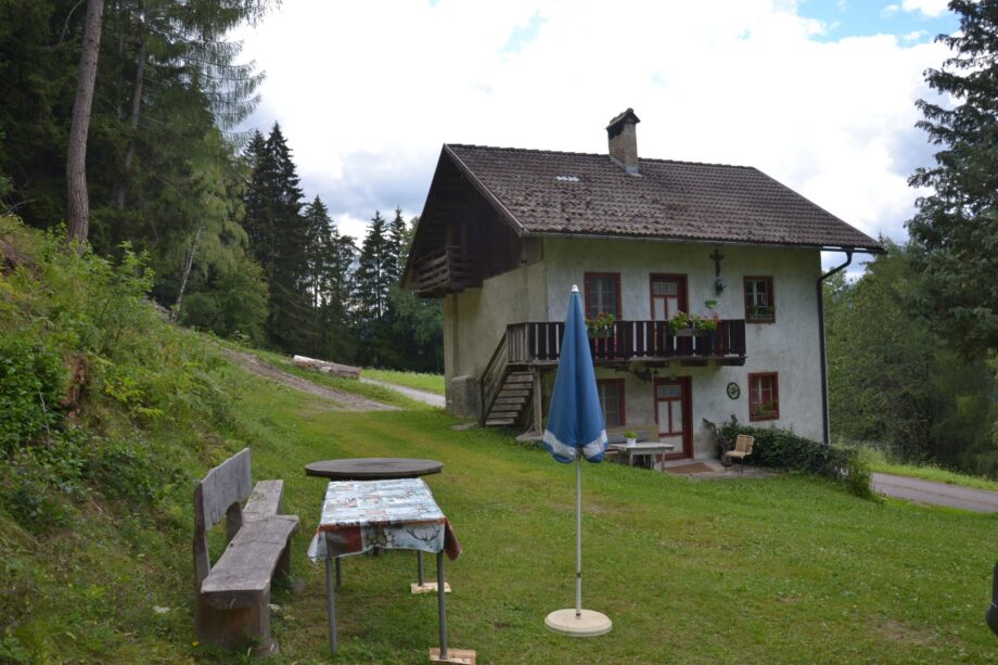 Dependance del maso Hofer Hof con tavolo e panche sul prato