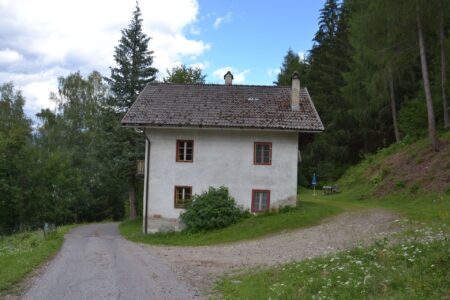 Dependance del maso Hofer Hof lungo la stradina ai margini del bosco