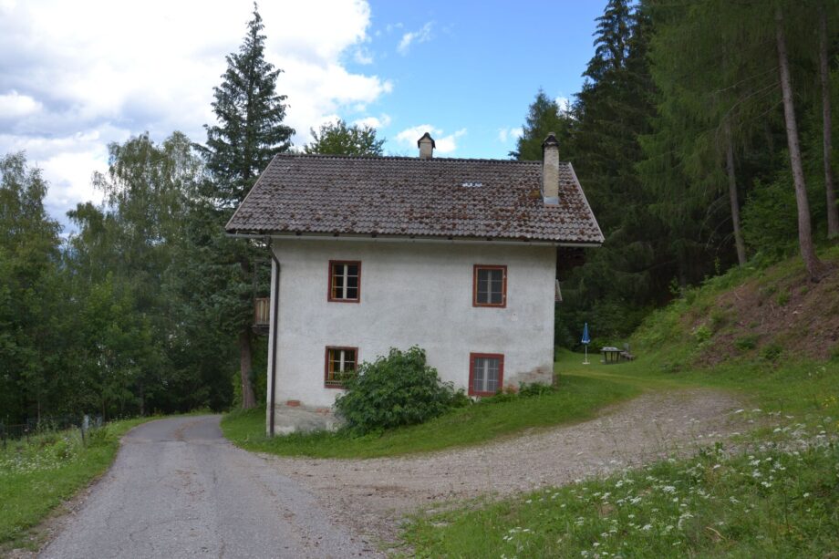 Dependance del maso Hofer Hof lungo la stradina ai margini del bosco