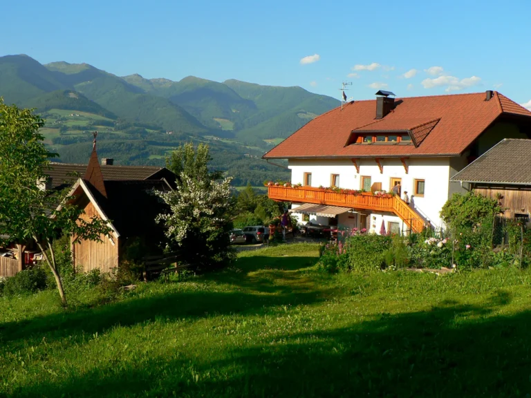 Il maso Hofer Hof fra prati verdi e montagne