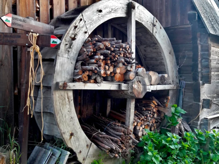 Antica ruota in legno utilizzata per accatastare la legna al maso