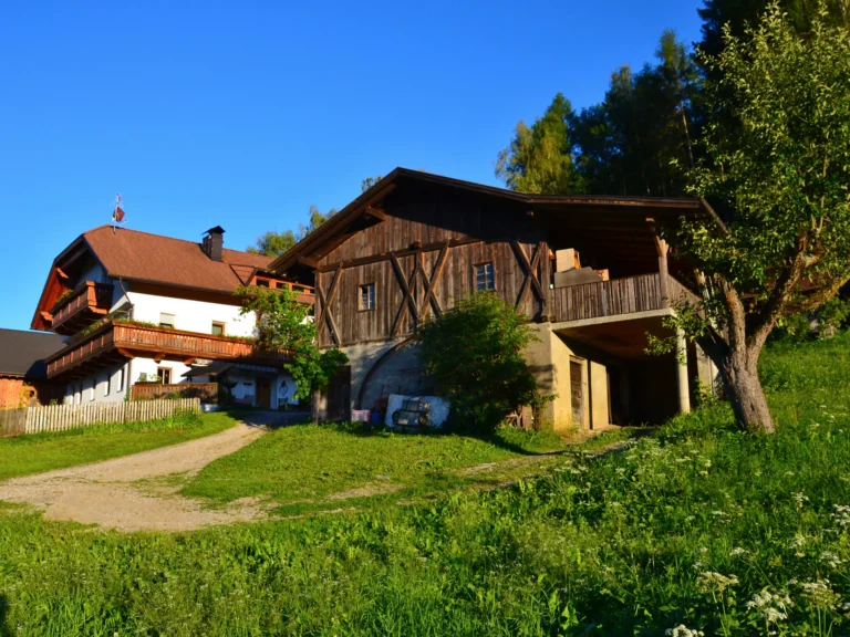 Edificio rurale in legno accanto al maso Hofer Hof