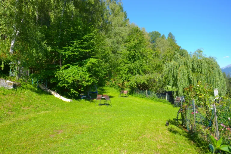 Prato del maso Hofer Hof con altalena e alberi