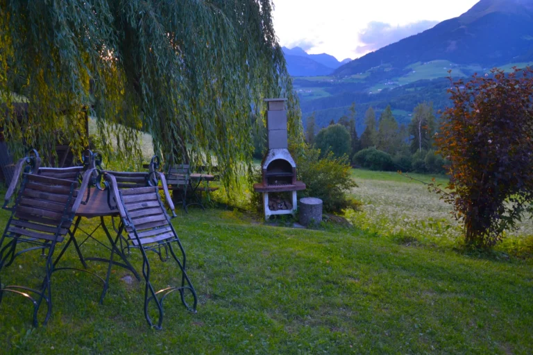 Altalena e barbecue in giardino con vista sulle montagne