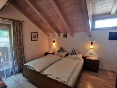Camera Kamelie con letto matrimoniale e porta sul balcone