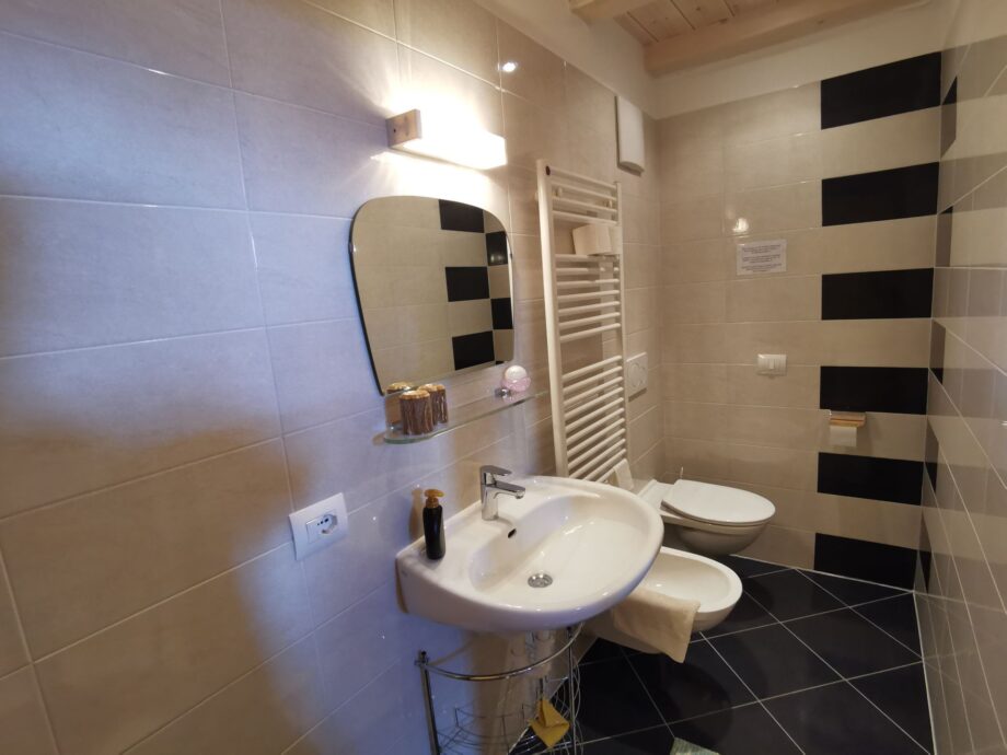 Bagno della camera Kamelie con lavabo e doccia
