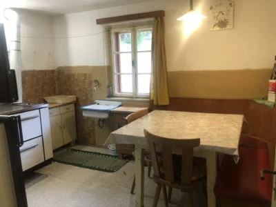 Tavolo da pranzo e lavello nella cucina al primo piano della dependance