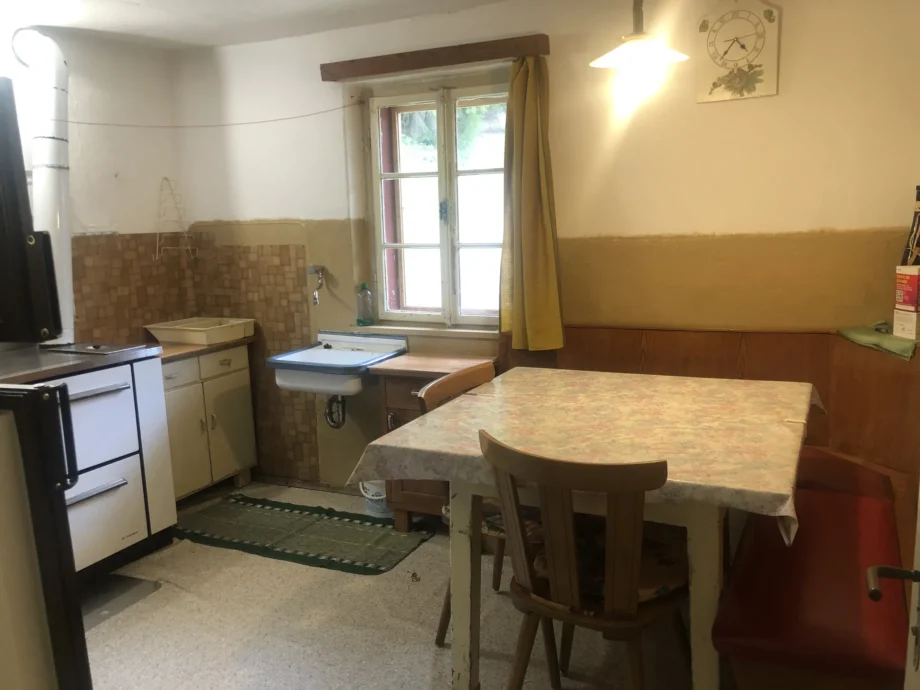 Tavolo da pranzo e lavello nella cucina al primo piano della dependance