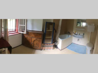 Bagno della dependance al primo piano con vasca, lavabo e finestra