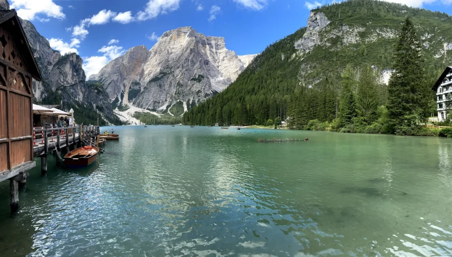 Lago di Braies con acqua verde e montagne sullo sfondo