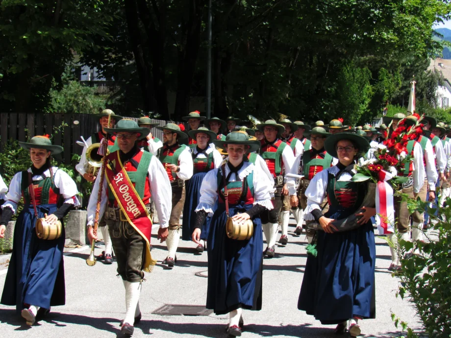 Sfilata in abiti tradizionali durante una festa a Brunico