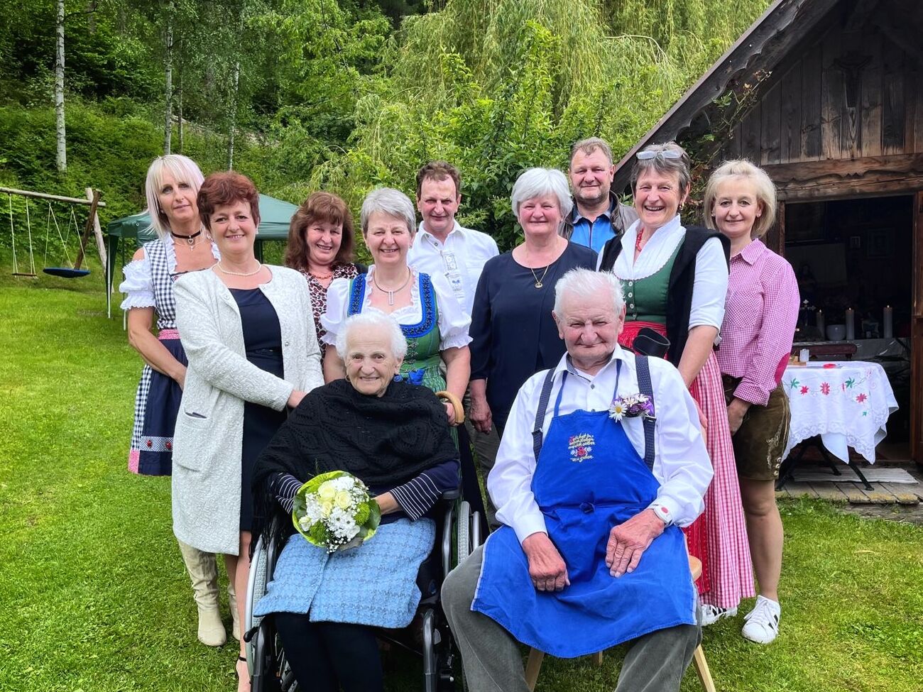 Foto di gruppo della famiglia Harrasser nel giardino del maso Hofer Hof