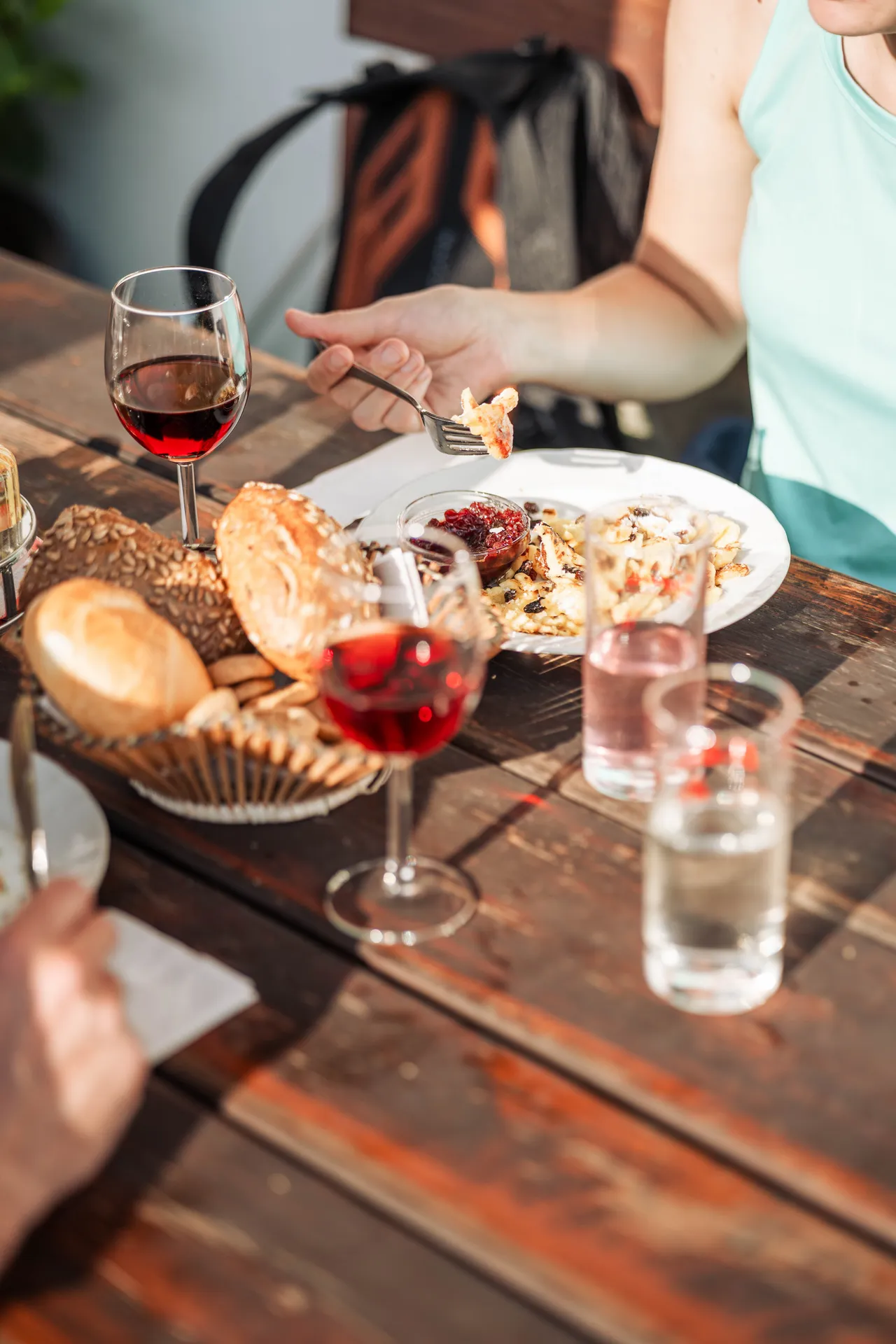 Piatti, pane e vino rosso sulla terrazza della Jausestation Hofer Hof