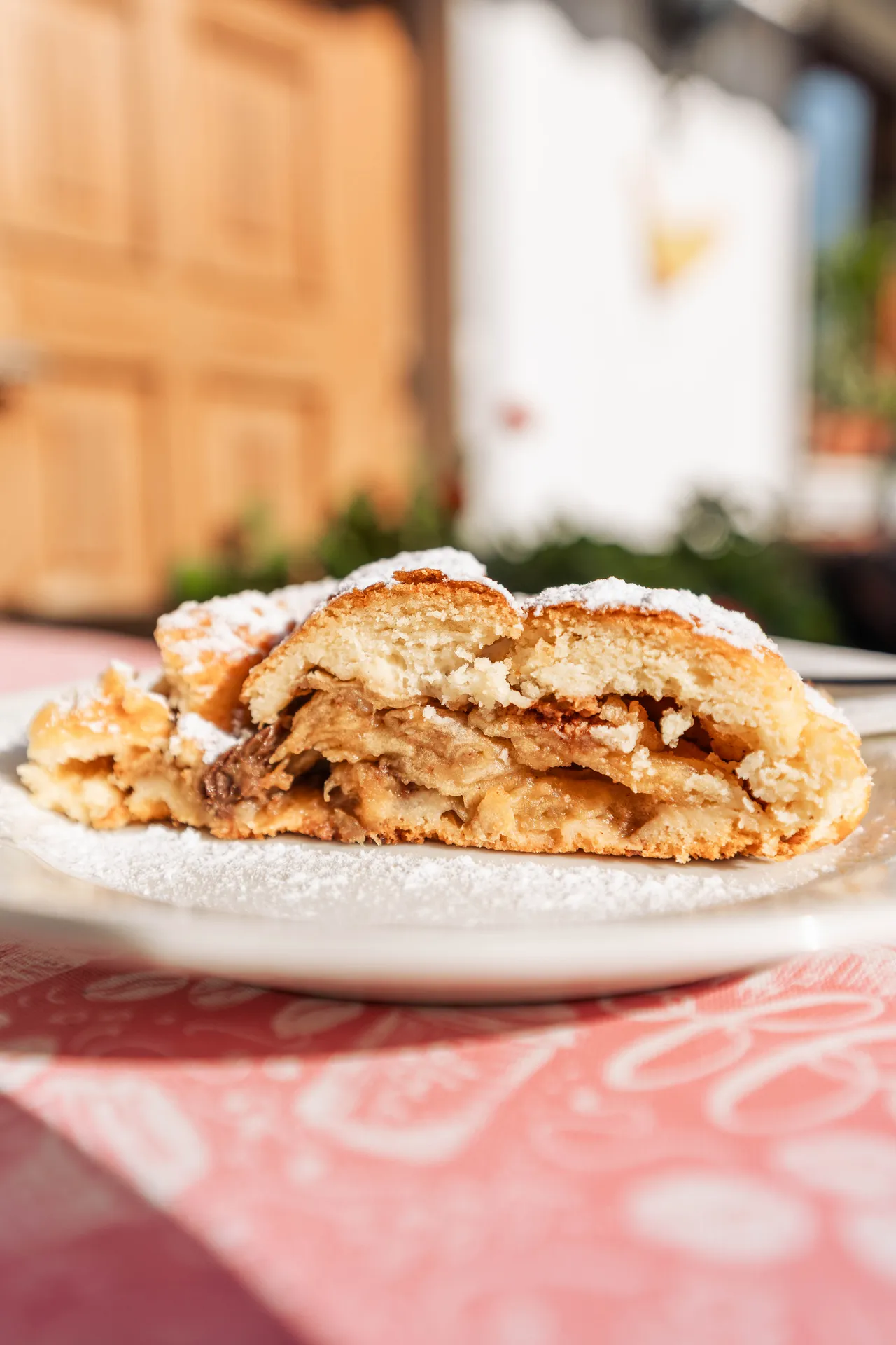 Fetta di strudel di mele spolverata di zucchero a velo