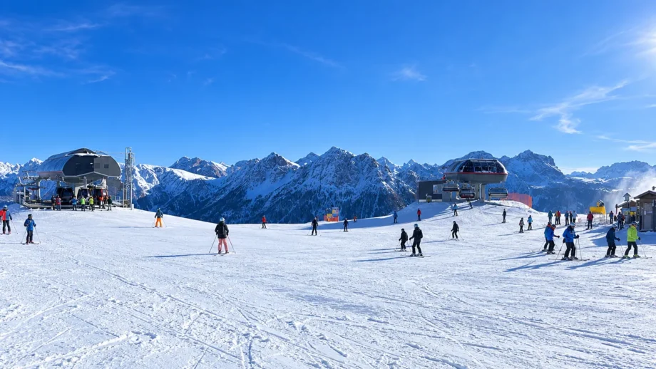 Sciatori sulle piste innevate del Plan de Corones con panorama sulle montagne
