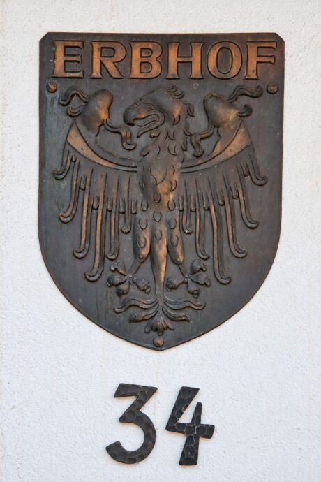 Targa Erbhof sulla parete del maso Hofer Hof sopra il numero 34