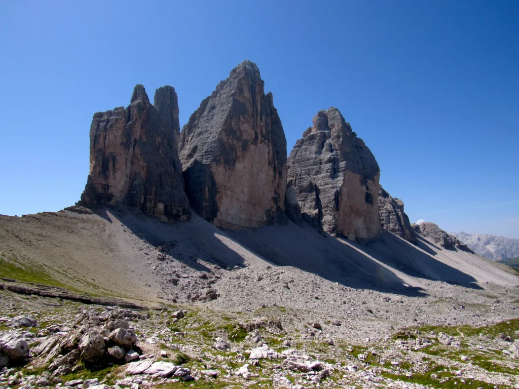 Le Tre Cime di Lavaredo sopra un pendio roccioso